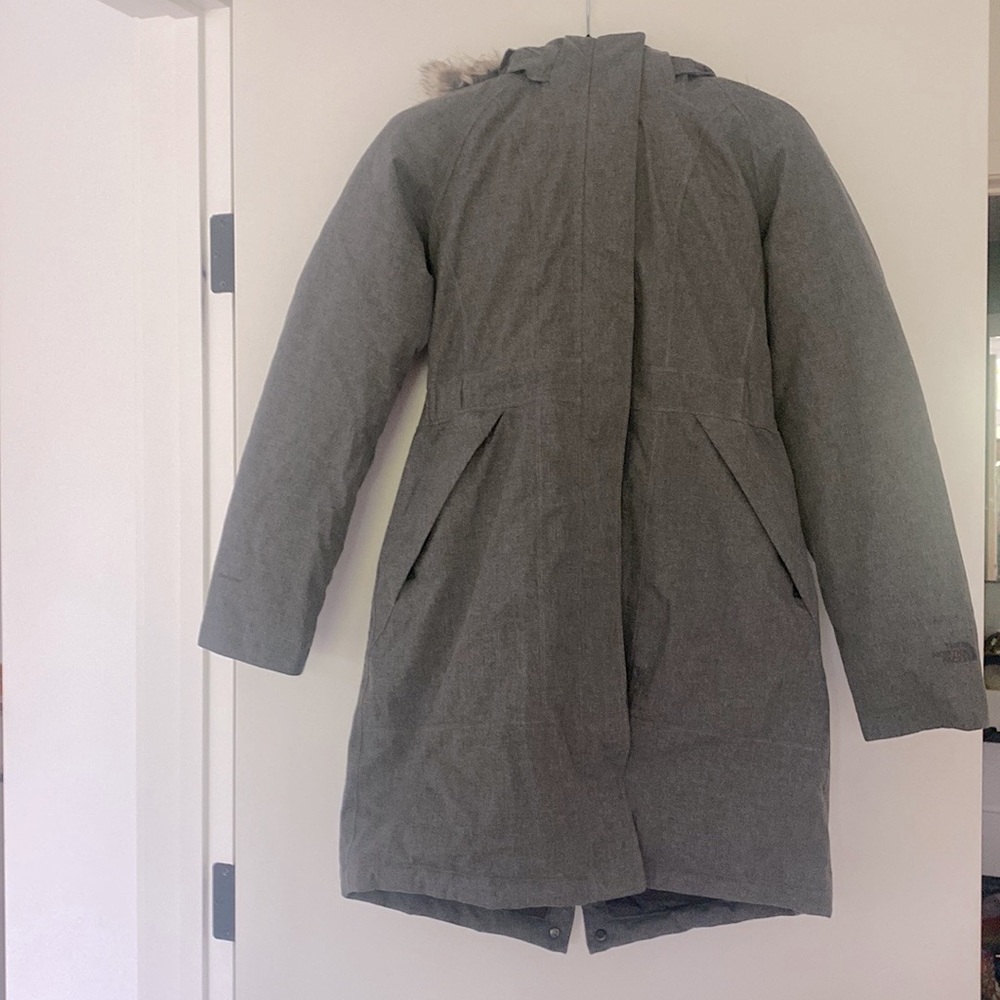 The North Face Women’s Insulated Parka - Picture 3 of 10